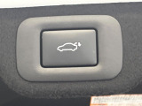 【パワーバックドア】スマートキーや運転席のボタンを押すだけでリアゲートが自動で開閉します!荷物を持っている時や、高い位置にあるバックドアを閉める際に便利な機能です♪