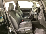 広い足元にゆったり座れるシートには肘掛けも装備しており長距離の運転でも疲れにくくなってます。女性でも運転がしやすいように、シートの高さ調整機能(シートリフター)がついています。