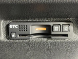 【ETC】有料道路を利用する際に料金所で停止することなく通過できる、ETC車載器(ノンストップ自動料金収受システム機器)が装備されています。セットアップを行うことで利用可能になります。