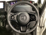 ハンドルにHondaセンシング系のクルーズコントロールやレーンキープアシストなどのスイッチと、オーディオの操作スイッチが装備されています。ハンドルから手を離さず安全に操作できます。