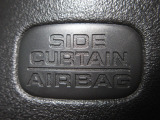 サイドカーテンエアバックシステムは、側面衝突時に大人から子供までさまざまな体格の乗員の頭部や頚部を広範囲で保護。特にセンターピラーへの頭部衝突を防ぐ展開性能を実現しています。