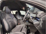 【コックピットシート】BMW車の主役席。車体中央にくる様に配置し車両重心とが一致する事でドライバーと車との一体感あるドライビングを実現。人間工学に基づき形成した形状が長時間のドライブ疲労も軽減します!