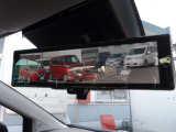 【インテリジェントルームミラー】後方のカメラ画像が映し出されるので、乗員や荷物でさえぎられがちな後方視界をクリアに保ちます♪