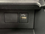 こちらのクルマはUSB接続コネクタも装備されています♪スマホの充電などにお使い下さい。ご旅行中での充電切れも、これなら心配いりませんね!