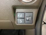 ハンドルの右側にはヘットライトリベライザーとHondaセンシング用のスイッチがついています。ヘッドライトリベライザーは道路状況や積荷の加重に応じてライトの高さを調節できます。