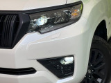 【LEDヘッドライト】悪天候や夜間走行時も良好な視界を確保し安心して運転できる高輝度LEDヘッドライトを装備!点灯速度が早く、消費電力も抑えられています。