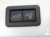 【パワーバックドア】スマートキーや運転席のボタンを押すだけでリアゲートが自動で開閉します!荷物を持っている時や、高い位置にあるバックドアを閉める際に便利な機能です♪