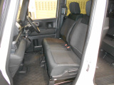 広々使えるベンチシート仕様です。