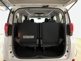バックドアを上げた状態です。シートのアレンジ次第で荷室のスペースが広くなります!用途に合わせて快適な室内を!