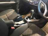 運転席周辺のスマートなレイアウトが、操作のしやすさを実現。快適なドライブをサポートします。パーキングブレーキは、使いやすいハンドタイプのサイドブレーキです。