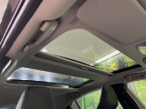 【パノラマルーフ】大型のガラスルーフ搭載で車内の解放感が一気にアップ!開放的なドライブをお楽しみいただけます。