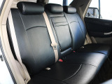全席にブラックレザー調シートカバーが取付済み!車内の雰囲気も高級感UP♪