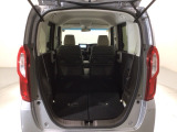 リアシートを倒すと、ラゲッジスペースを広くお使いいただけます!