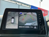 上空から見下ろしているかのような映像をディスプレイに映し出し、スムースな駐車をサポートします。画面は「トップビュー」のほか「サイドブラインドビュー」への切り換えが可能。ますます安心です