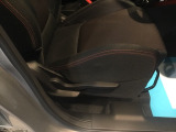 手動のレバーを使って、シートの高さや背もたれの角度を変えることができます。