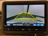 リバースギアに入れるだけで後方の表示へ切り替わります。夜間や雨の日の駐車も楽になりますよ。