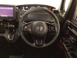 【ハンドル】運転にかかわる様々な操作を安全に行えるように視点移動が少なく操作性に配慮されたスイッチ類が凝縮されたコックピットです。
