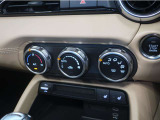 オート式エアコンは操作性が良好です。運転席と助手席にはシートヒーターが装備されており、座面と背もたれをすばやく温め、寒い時期にも快適な運転環境を提供します。