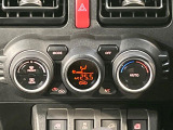 【オートエアコン】一度お好みの温度に設定すれば、車内の温度を検知し風量や温度を自動で調整。暑い&hellip;寒い&hellip;と何度もスイッチ操作をする必要はありません。快適な車内空間には必須の機能ですね♪