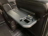 後部座席には格納式のテーブルがありますよ♪