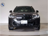 【BMWの伝統-1】BMWの特徴的な&ldquo;キドニーグリル&rdquo;は、80年以上続く伝統の形でございます。変わらないこだわりのデザインが、プレミアムブランド&ldquo;BMW&rdquo;を創り出します。