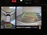 パノラミックビューモニター付きです。車両を上から見たような映像をモニター画面に表示。運転席からの目視では見にくい、車両周辺の状況をリアルタイムでしっかり確認できます。
