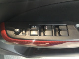 【パワーウィンドウスイッチ】ワンタッチで、パワーウインドウやドアミラーを操作できます。