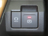 電動パーキングブレーキ&オートブレーキホールド機能付。「HOLD」スイッチを押しシステムONの状態にしておくことで信号待ちでブレーキを踏んで停車時ブレーキペダルから足を離してもブレーキを保持。楽です。