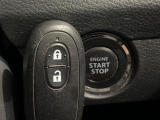 【キーレススタートシステム】カバンやポケットに入れたままでもドアの施錠・解錠が可能なスマートキーを装備。エンジンのオン・オフ時もカギを取り出す必要が無いからとっても便利です♪