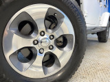 ●純正18インチアルミホイール:輸入車ならではの卓越した走りを支えるホイールと足回りです!日本車の走りに慣れている方にもぜひ体感して頂きたいほど、高いレベルでまとまっています!