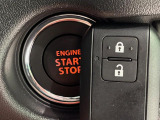 【キーレススタートシステム】カバンやポケットに入れたままでもドアの施錠・解錠が可能なスマートキーを装備。エンジンのオン・オフ時もカギを取り出す必要が無いからとっても便利です♪