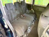 後部座席も気になるようなキズ・汚れやへたり等、大きなダメージはなく、良好な状態です。
