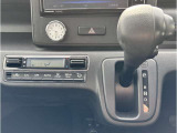 シフトレバーやエアコンは、インパネ中央に設置されています!運転席から手が届きやすく、安心です!