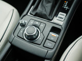 マツダコネクトを操作するコマンダーコントロールです。運転中に自然と手の触れる位置に配置されています。
