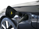 専用コードを接続するだけで簡単に充電が行えます。プラグインハイブリッドモデルT6 AWD PHEVは、走行中の充電のほか、自宅などに設置された充電機器からの充電が可能です。