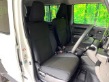 運転席まわりには十分なスペースがあり、大柄な方でもゆったり運転していただける環境です。