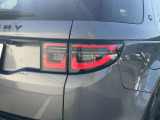 立体感が強調されたデザインのリアコンビランプが印象的なお車でございます。