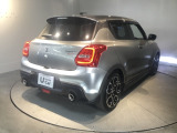 プライバシーガラスが装備されています。外を見るときには気にならずに、後方車両からは車内が見えにくい設計になっております。