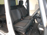 運転席は高さを調整できるハイトアジャスター付きです。