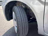 足元がキレイだと印象アップ。ホイールのガリ傷、タイヤのひび割れ・摩耗具合、残溝感もチェック。