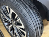 タイヤ残り溝もバッチリ!溝が少ないとスリップしたりブレーキ時の制動距離が長くなってしまいます。交換までまだまだ余裕があるのは経済的にも助かります。