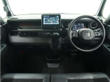 ◆視界広々で非常に運転しやすくロングドライブでも疲れを感じさせないすっきりとまとまったインパネ周りです。