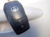 キーをポケットに入れたままでもエンジンON/OFF、ドア施錠/開錠可能♪便利なスマートキー付です♪