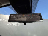スマートルームミラーも付いています。後方ピラーや荷物、後席に同乗している方や曇りなど視界が遮られた場合でも後方カメラからの映像で安全確認をすることができます。