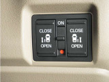 ◆電動スライドドア◆狭い駐車場でも乗り降りが楽々♪お子様が隣の車にドアを当ててしまう心配もございません!小さなお子様連れの方もこれで安心。