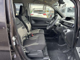 ベンチシートで広々とお過ごし頂けます!ボディサイズもコロッとしているので、狭い道も運転しやすいです!
