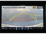 バックカメラの映像はナビ画面に映し出されます。駐車線はステアリング連動仕様なのでハンドルの切り具合も確認できます。
