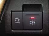 電動パーキングブレーキ&オートブレーキホールド機能付。「HOLD」スイッチを押しシステムONの状態にしておくことで信号待ちでブレーキを踏んで停車時ブレーキペダルから足を離してもブレーキを保持。楽です。