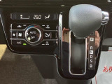 インパネにシフトレバーがございます^^空間を広く使うことができ、ハンドルにも近いため操作性にも優れています☆