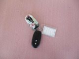 スマートキー付きなので、キーを出さずにドアロックの開閉やエンジンの始動ができます。純正のキーケース付きです。